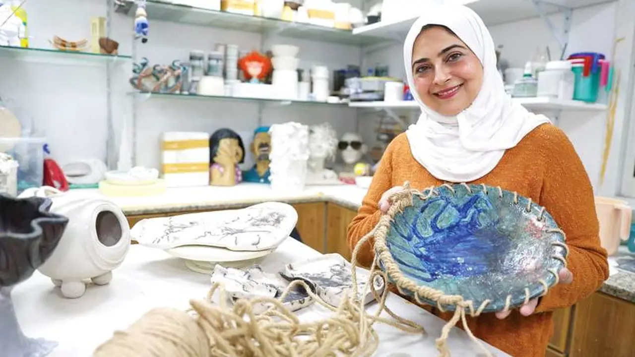فنانة إماراتية تنتصر على السرطان بقوة الطين